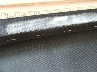 С внутренней стороны ткань закрепляем скобами при помощи строительного степлера